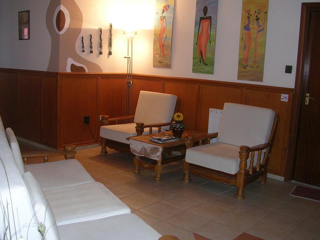 Alpokalja Panzio Etterem Bed & Breakfast คือแซก ภายนอก รูปภาพ